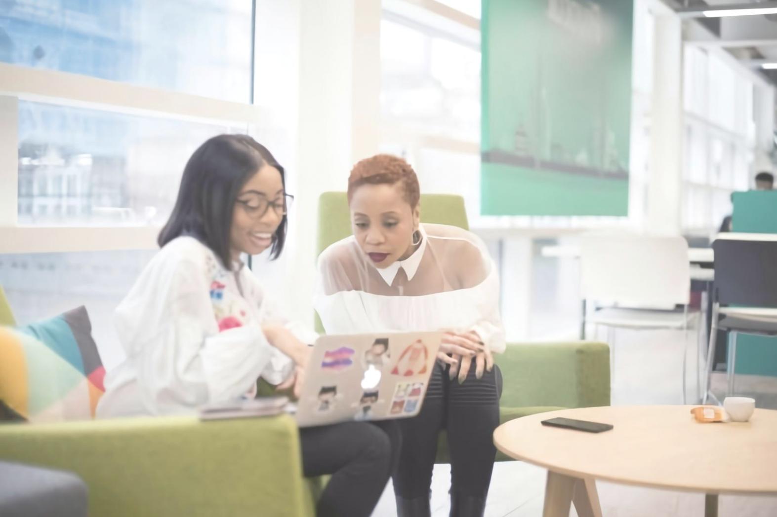 Equipo de emprendedores trabajando en estrategias de financiación